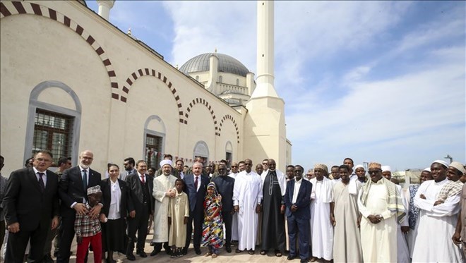 Officials from Turkey and Djibouti attend the opening ceremony of the mosque, Djibouti, Nov. 29, 2019. (HA Photo)